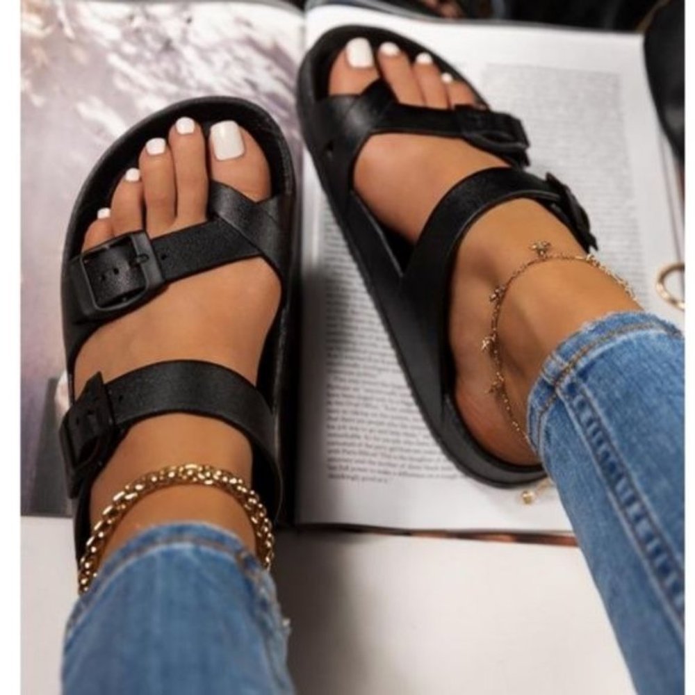 !! NEW !! Lightweight Flatform Sandals in Black